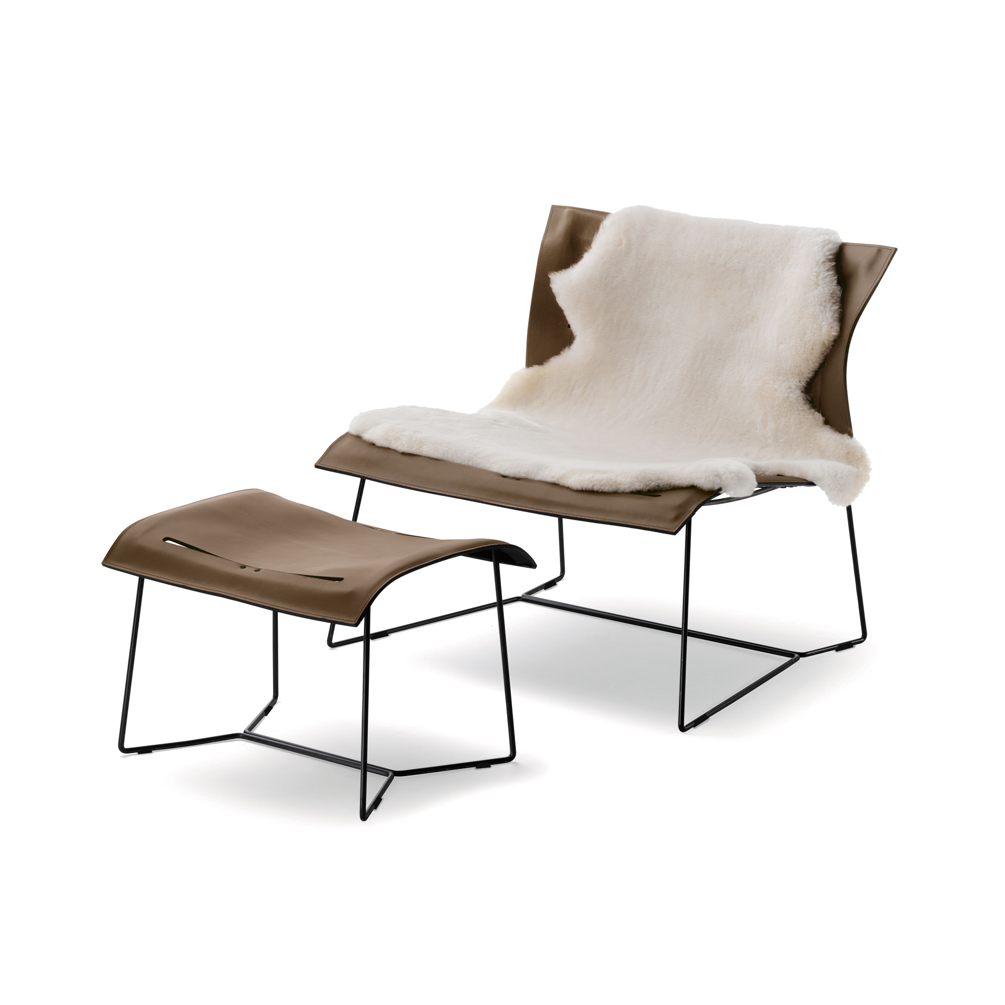 Cuoio Lounge Chair mit Hocker und Schaffell - Khaki Cuoio Lounge Chair mit Hocker und Schaffell - Khaki