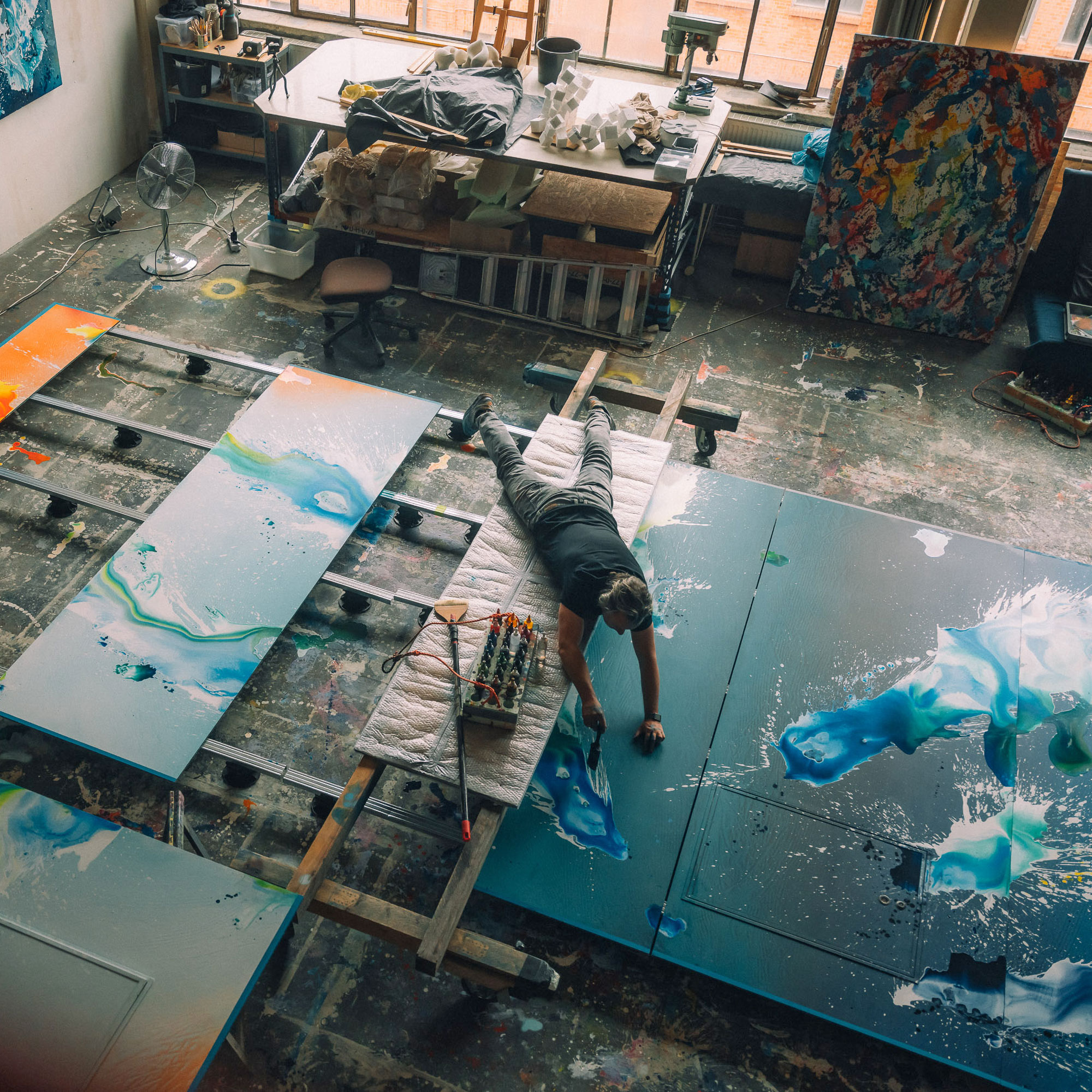 Tiefblauer Malgrund mit organischen Tropfen und Schattierungen im Werk „alive“ von Christian Awe