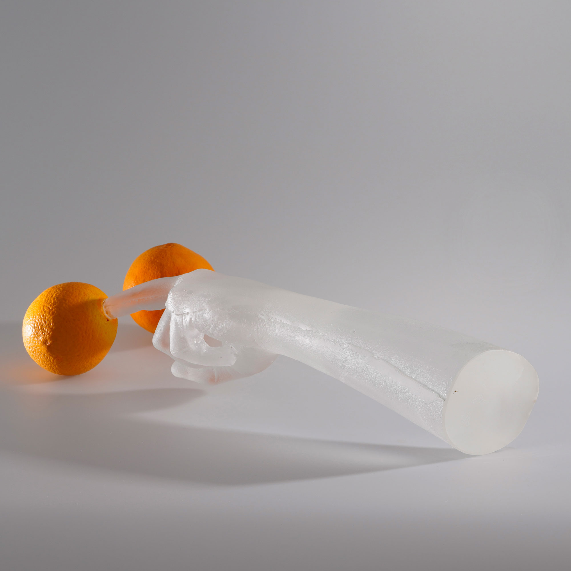 One Minute Sculpture als Glas-Skulptur liegend mit Orangen, Seitenperspektive