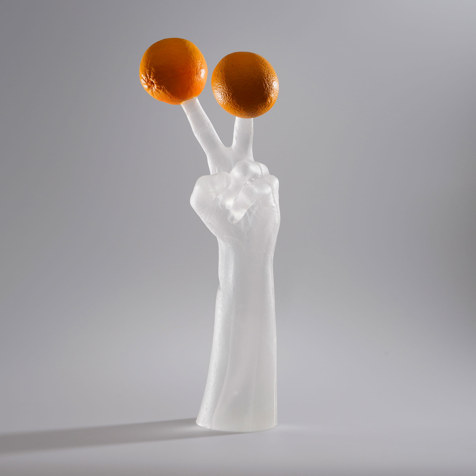 One Minute Sculpture als transparente Murano-Glas-Hand mit Orangen, Studioaufnahme
