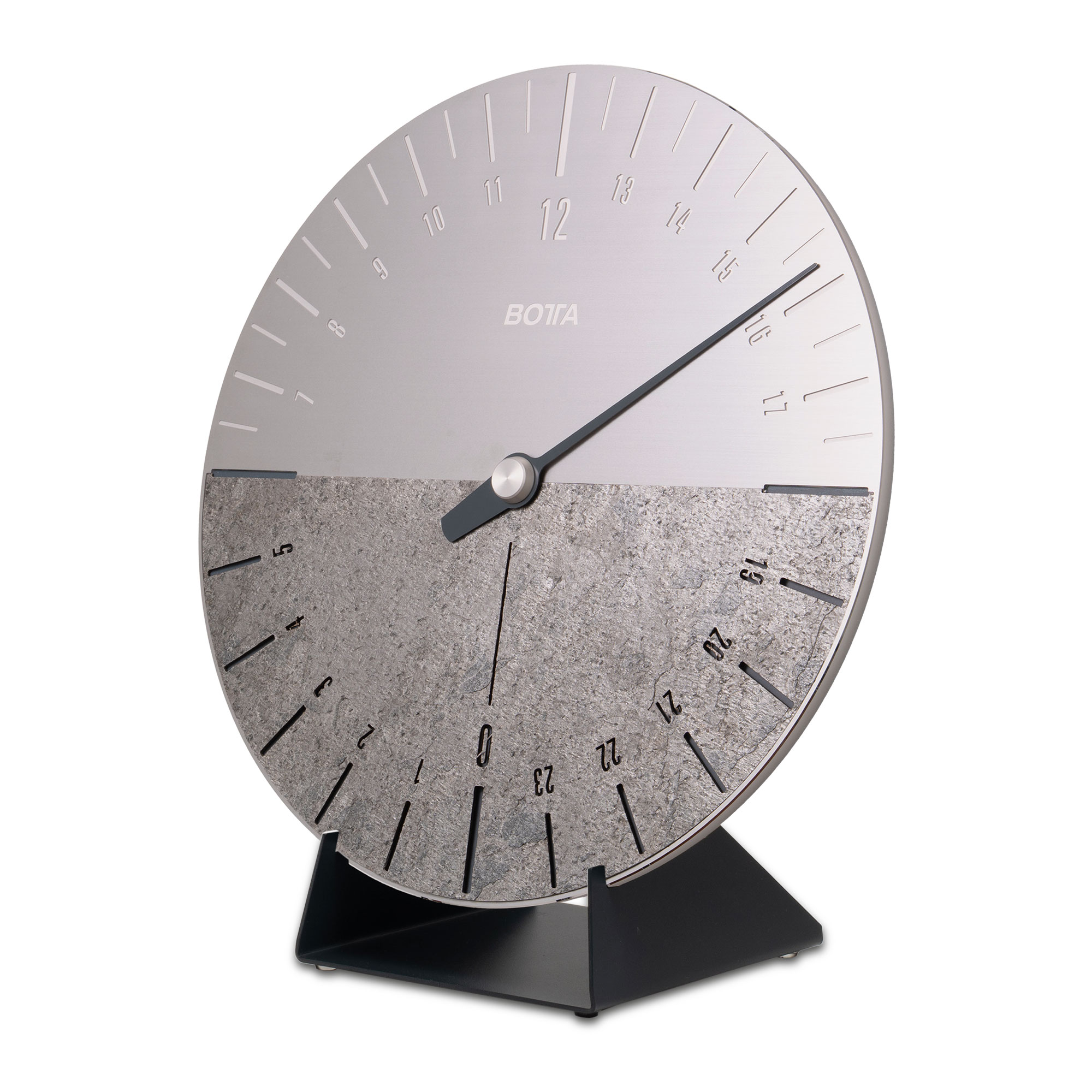 Runde UNO 24 Aerolith Wanduhr mit silbernem Zifferblatt, Natursteinsegment und minimalistischem Zeiger auf schwarzem Ständer