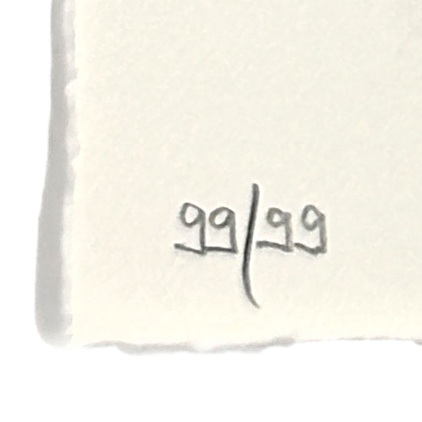 Handschriftliche Editionsnummer 99 von 99 auf weißem, strukturiertem Kunstdruckpapier