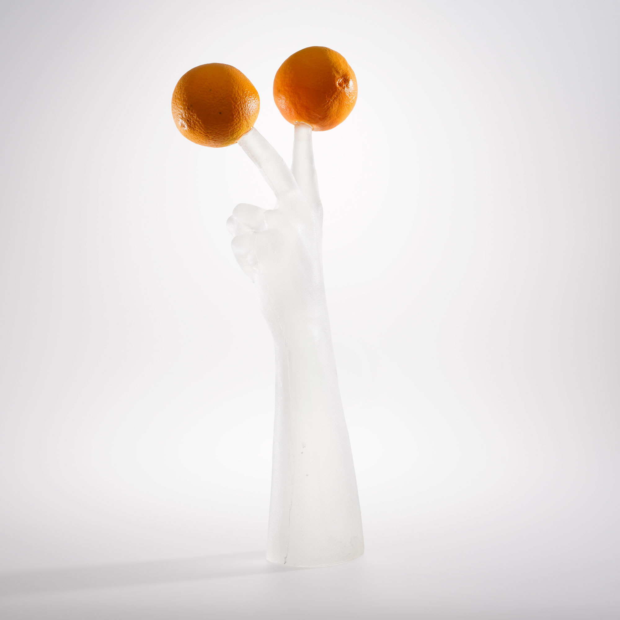 One Minute Sculpture als Murano-Glas-Skulptur mit zwei Orangen, Frontansicht vor Weiß