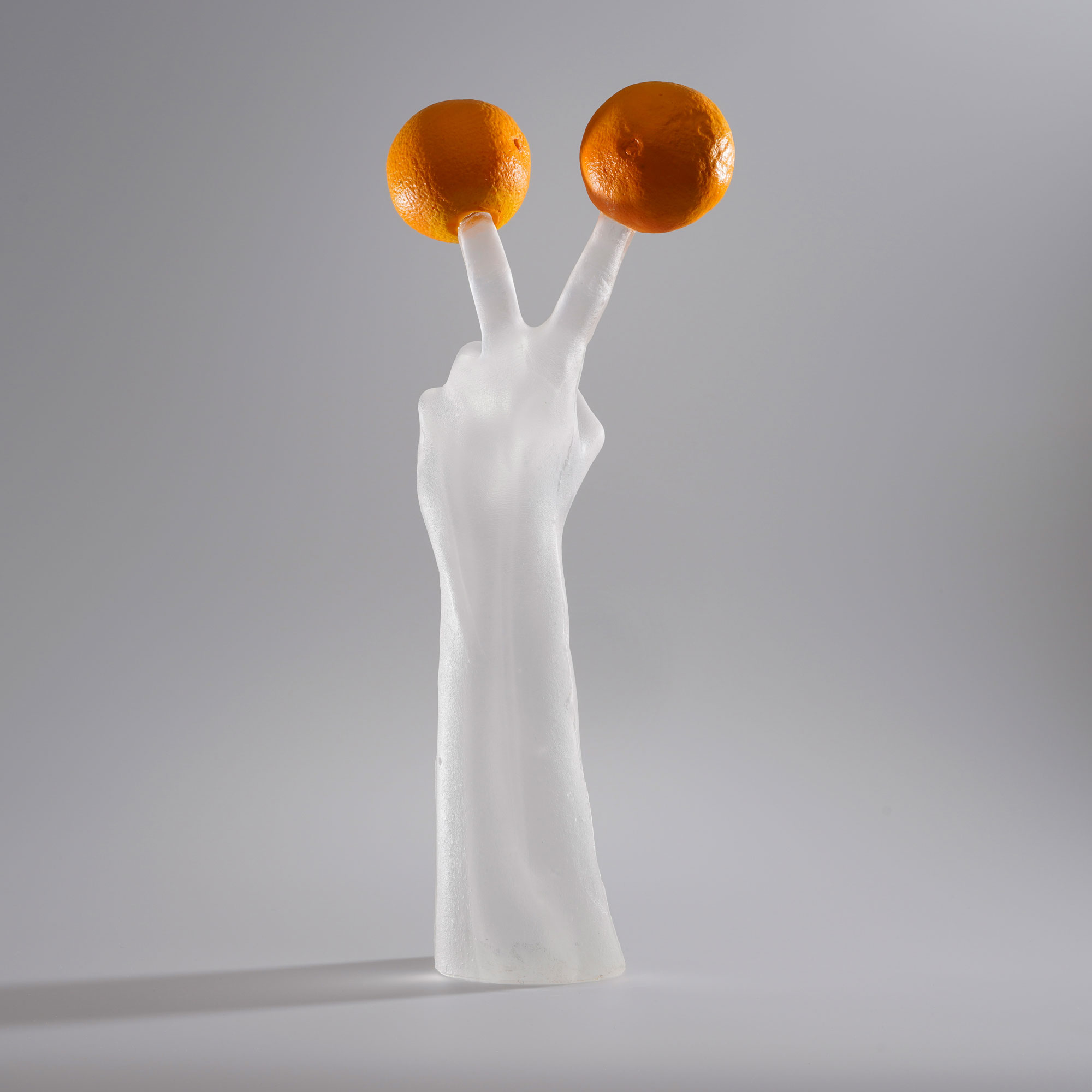 One Minute Sculpture als Murano-Glas-Skulptur, stehende Hand mit zwei Orangen (Frontansicht)