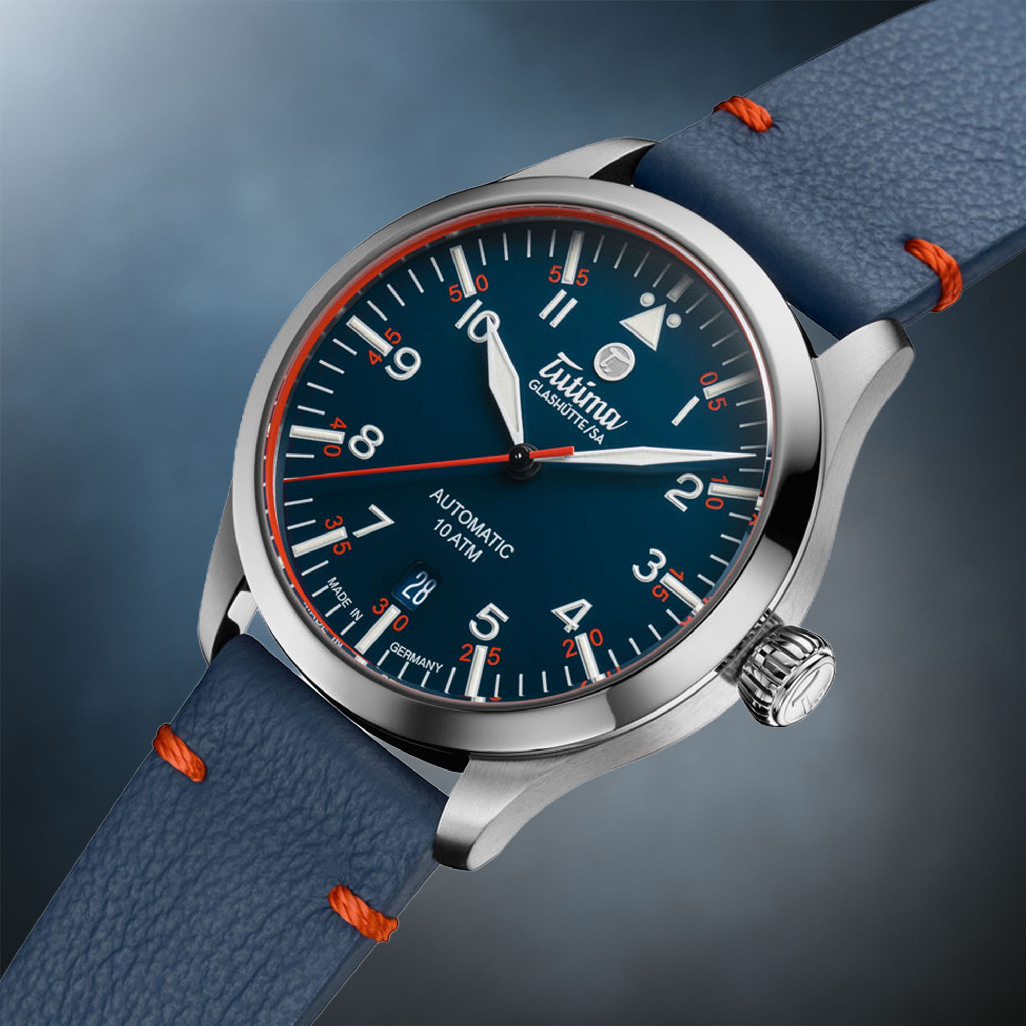 Tutima Glashütte Flieger T5 mit blauem Zifferblatt, silbernem Gehäuse und blauem Lederarmband mit orangefarbenen Nähten