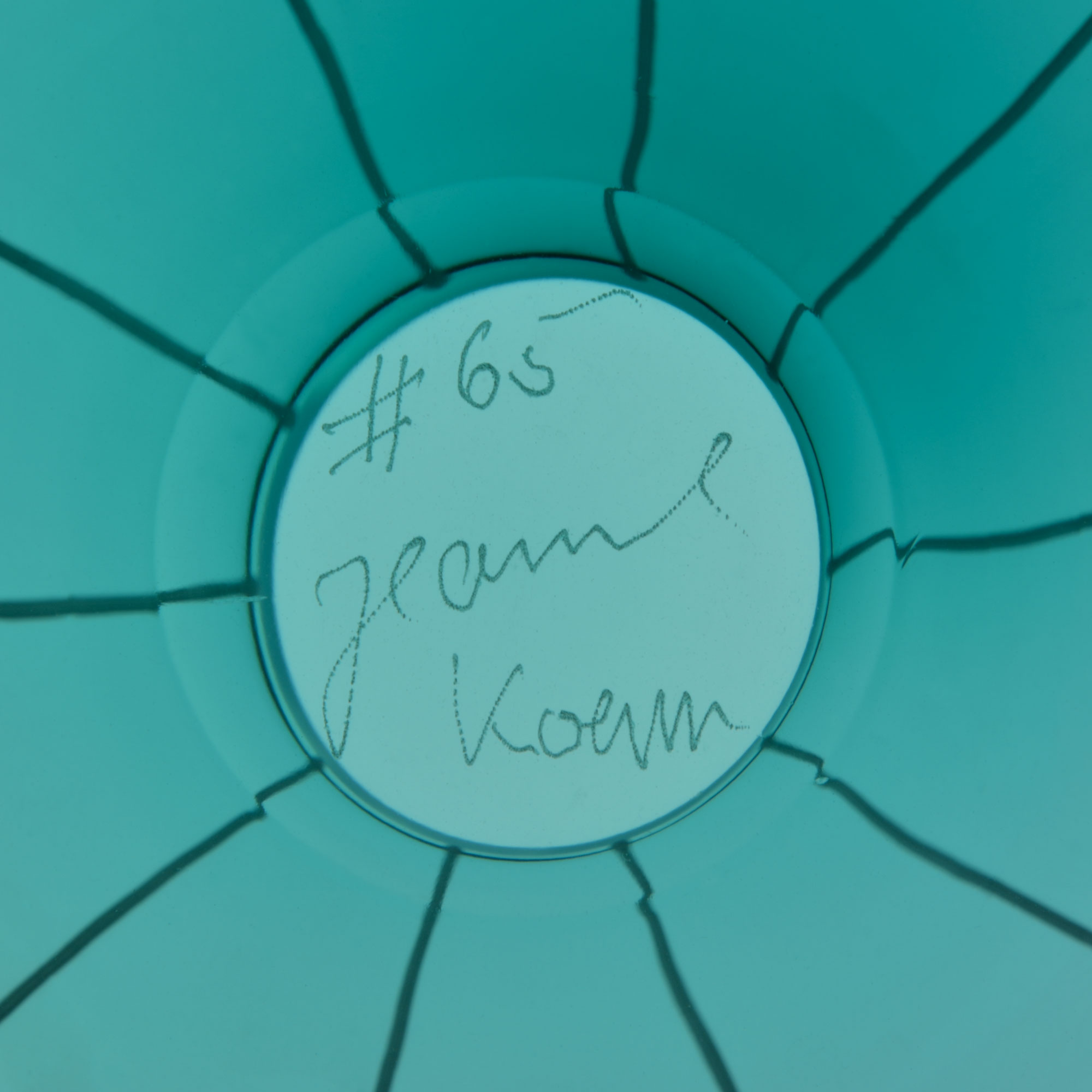 Mundgeblasene Vase TINE aus Kristallglas mit Linienschliff Bild des Vasenbodens. Zeigt die händische Unikats Nummerierung & die Signatur der Künstlerin