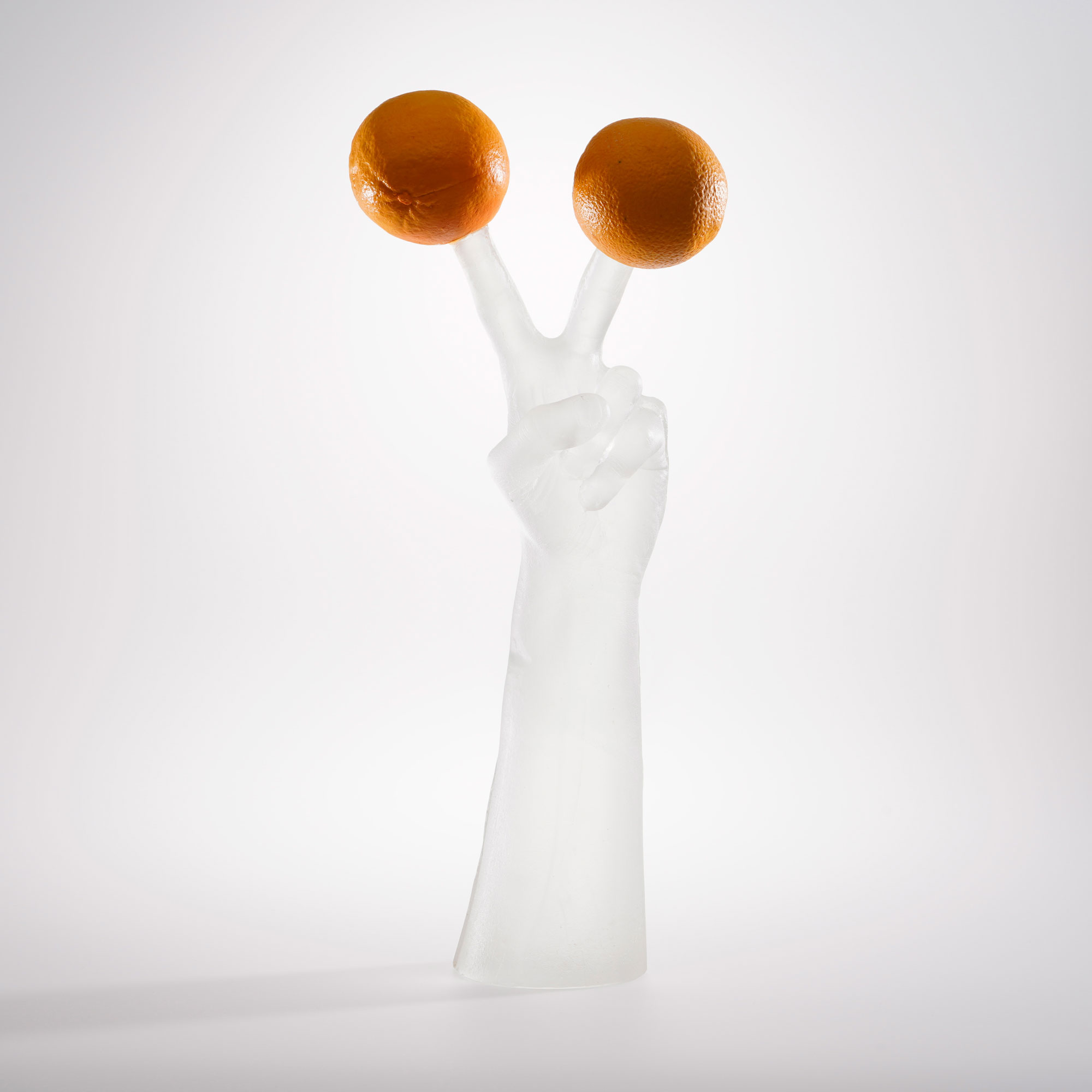 One Minute Sculpture als klare Glas-Skulptur mit Orangen, Gesamtansicht im Studio